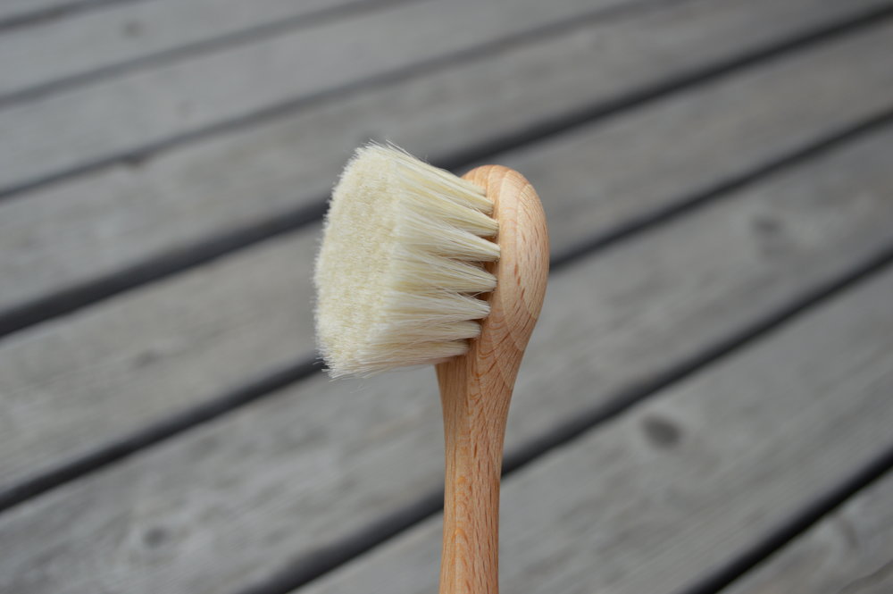 Round Face Brush with Handle