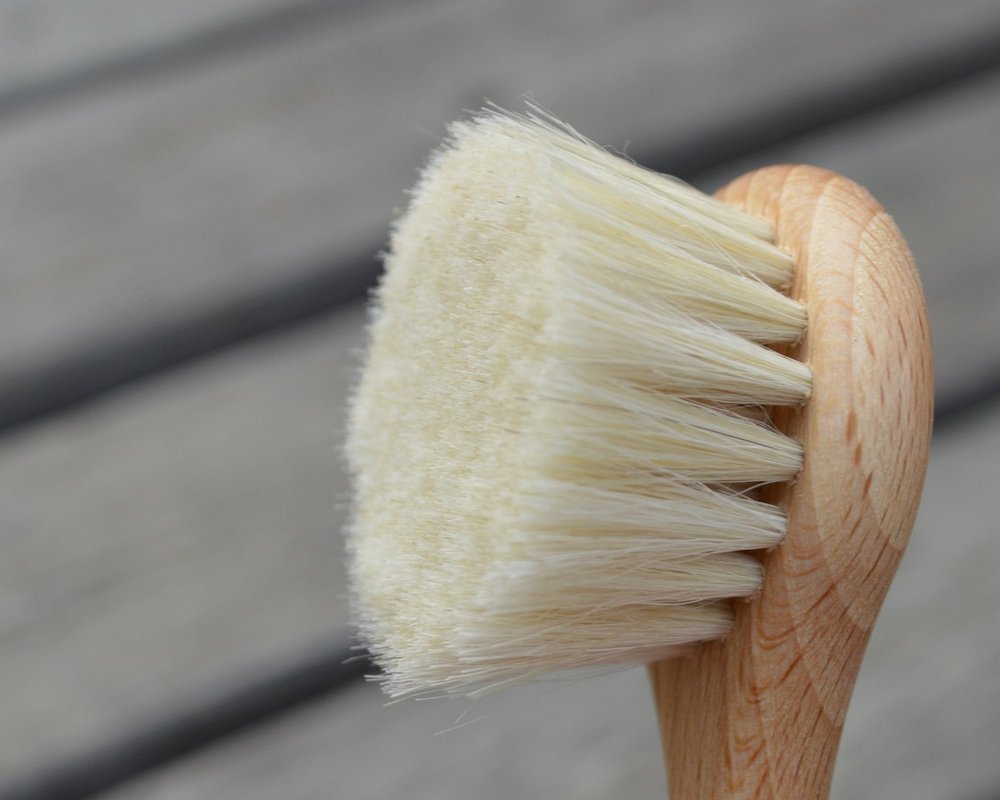 Round Face Brush with Handle