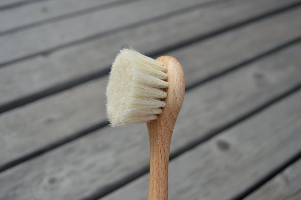 Round Face Brush with Handle 